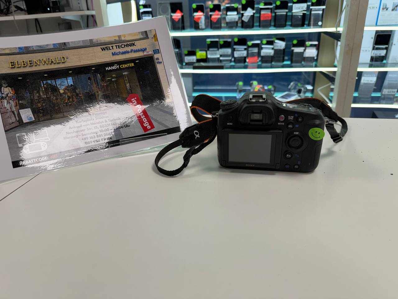 Sony Alpha α68 DSLR mit 18-55mm Objektiv Zweitbild