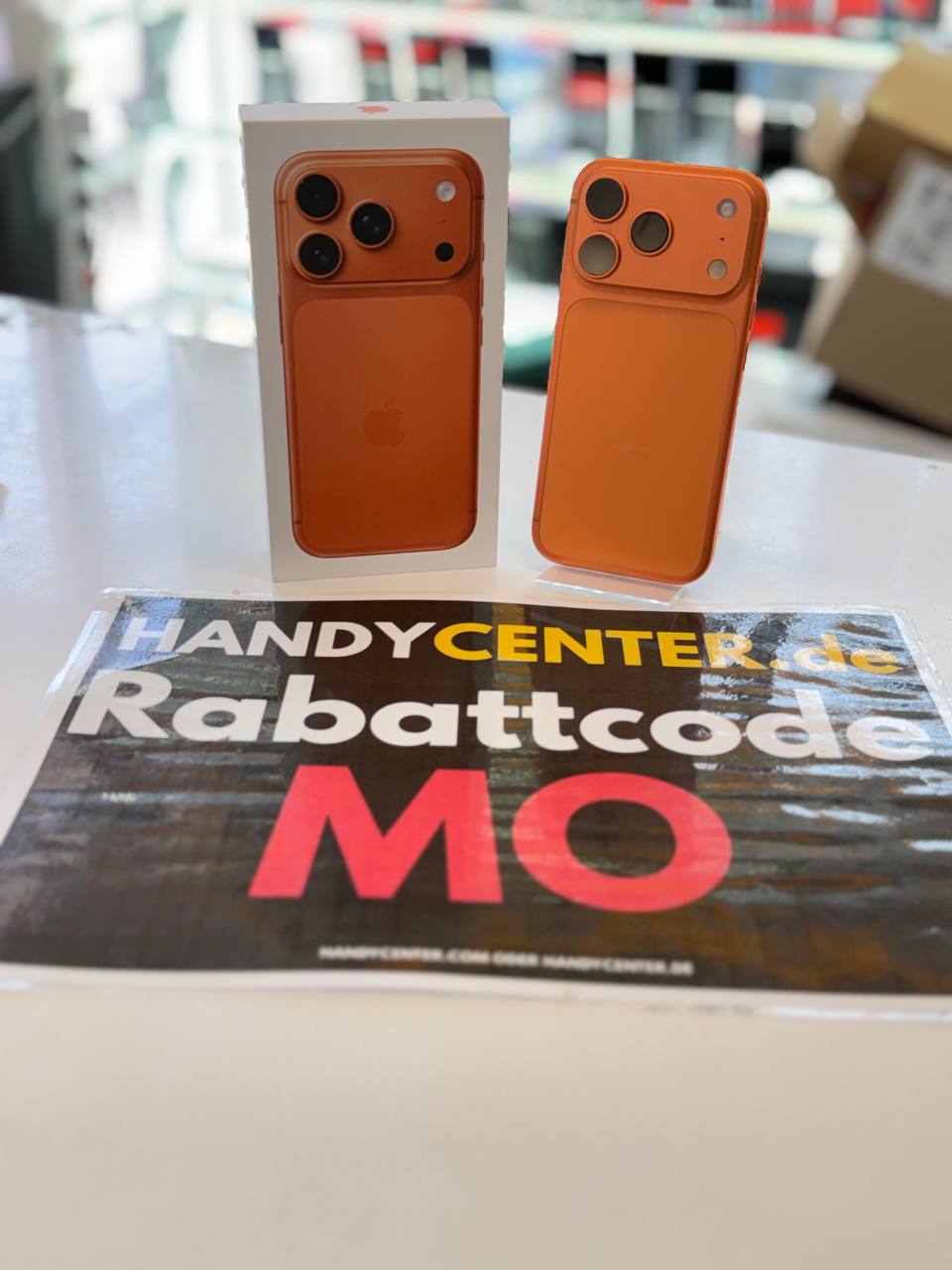 Apple iPhone 13 Pro, Orange mit Lederrücken