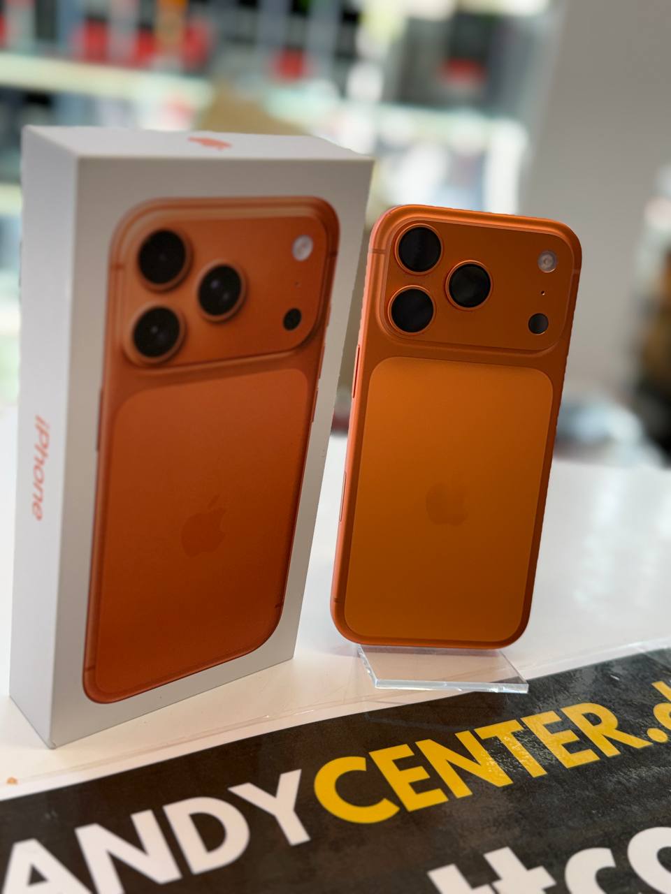 Apple iPhone 13 Pro, Orange mit Lederrücken Zweitbild