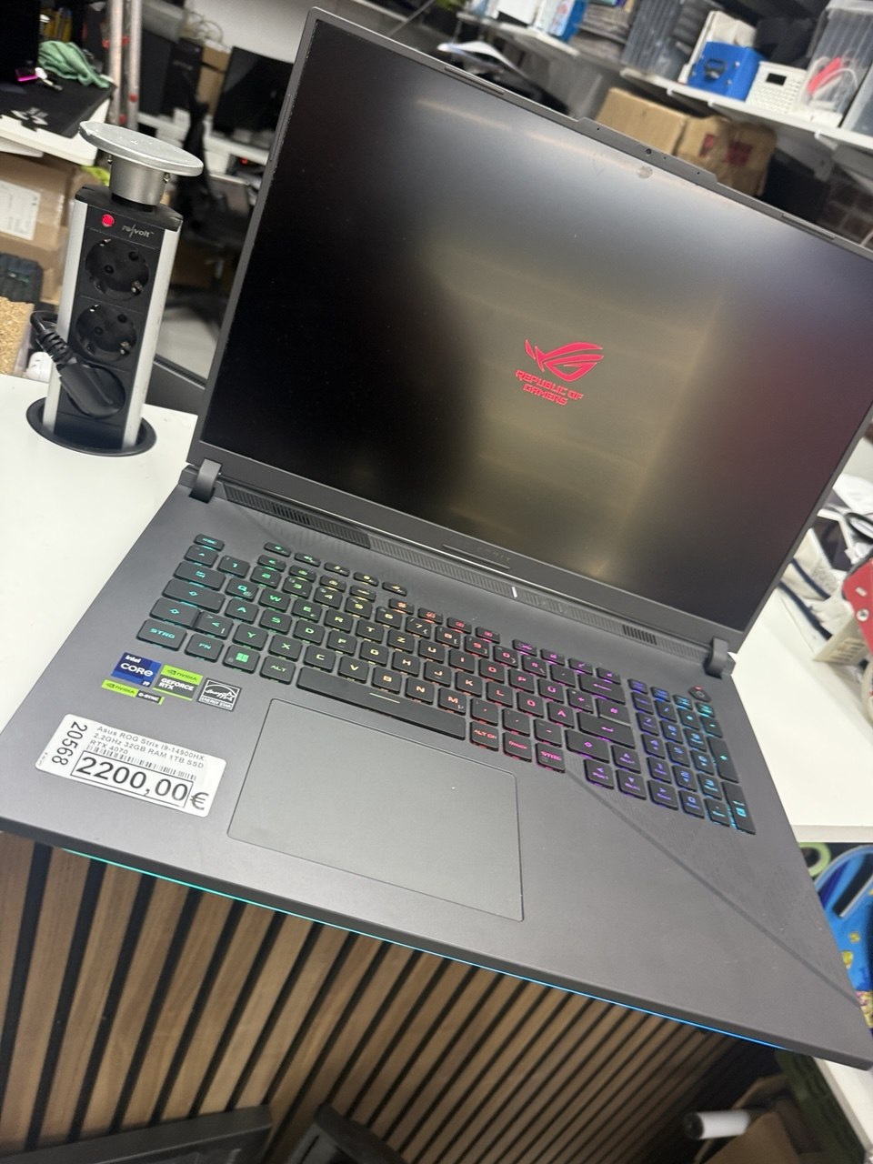 Laptop-Analyse Prozessor: Intel Core (grüner Sticker sichtbar) Zweitbild