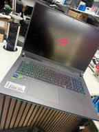 Laptop-Analyse Prozessor: Intel Core (grüner Sticker sichtbar)