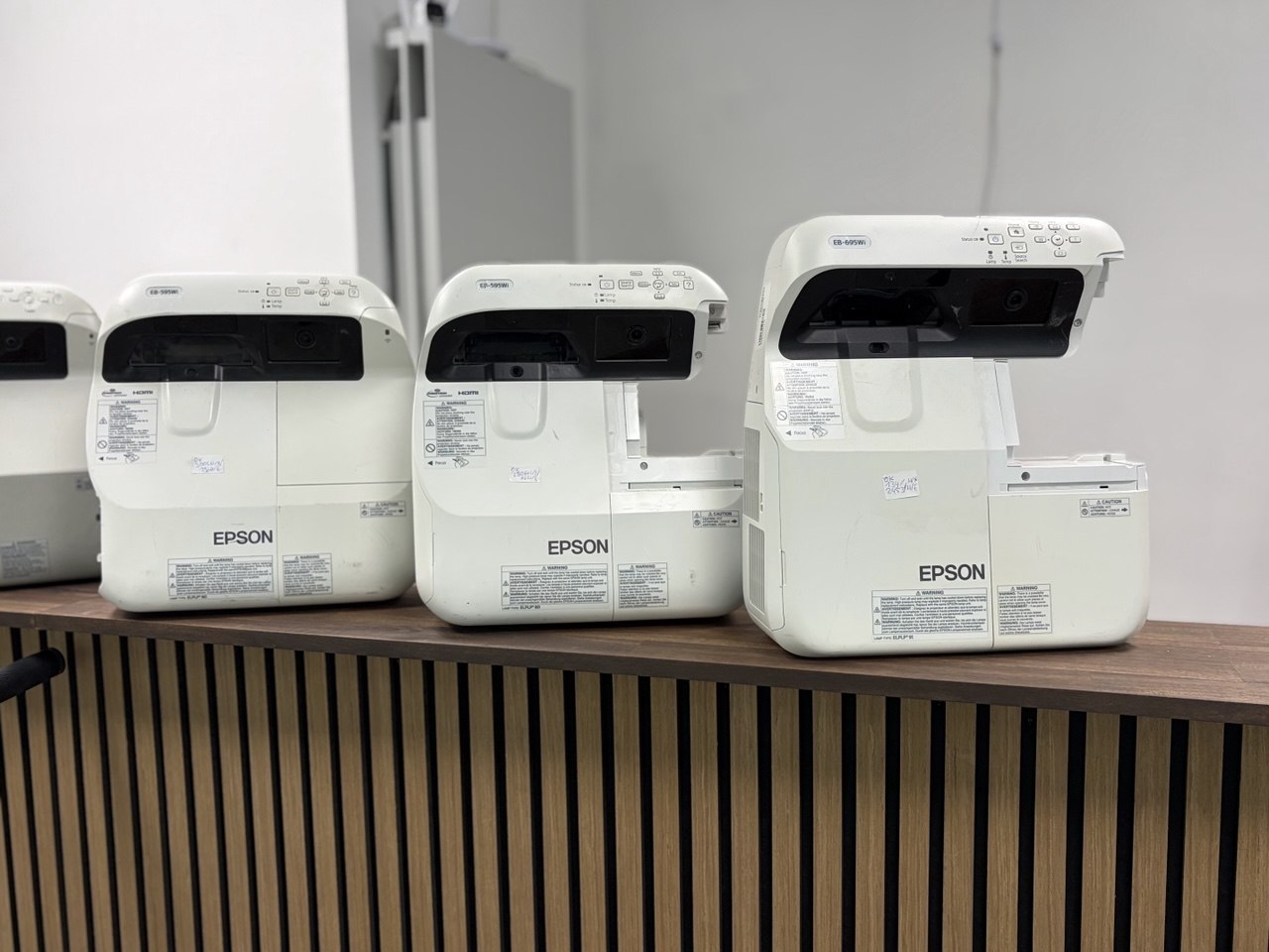 Epson EB-485W Beamer – LCD Projektor Hauptbild