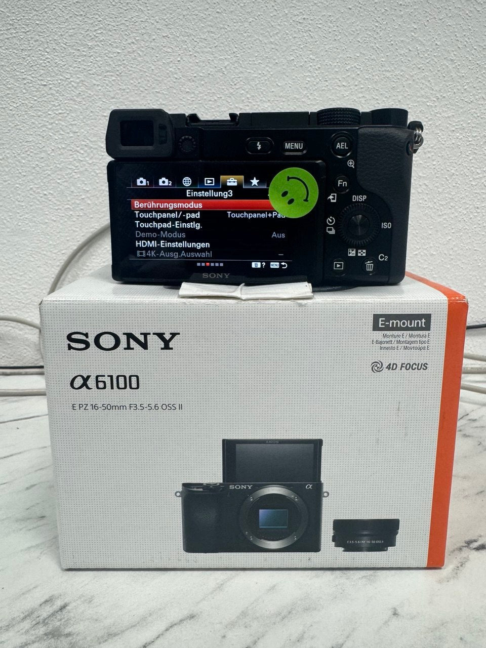 Sony Alpha A6100 Systemkamera mit 16-50mm Objektiv Hauptbild