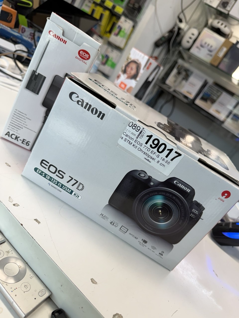 Canon EOS 77D mit EF-S 18-135mm IS USM Kit Hauptbild