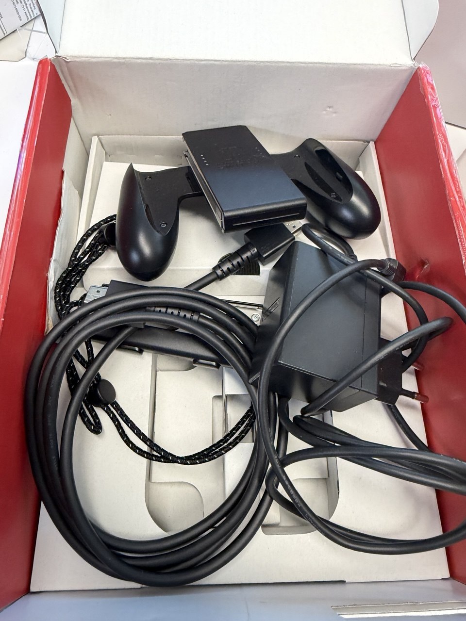 Nintendo Switch – Hybrid-Konsole mit weißen Joy-Con Zweitbild