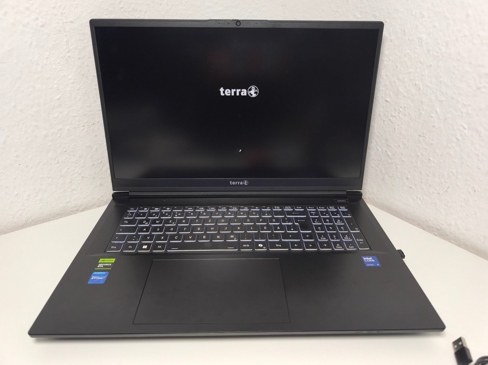 TERRA MOBILE GAMER ELITE 7,3", Intel Core Ultra 9 275HX 32GB Ram 2TB SSD NVIDIA GeForce RTX5070 8GB Win11 Zweitbild