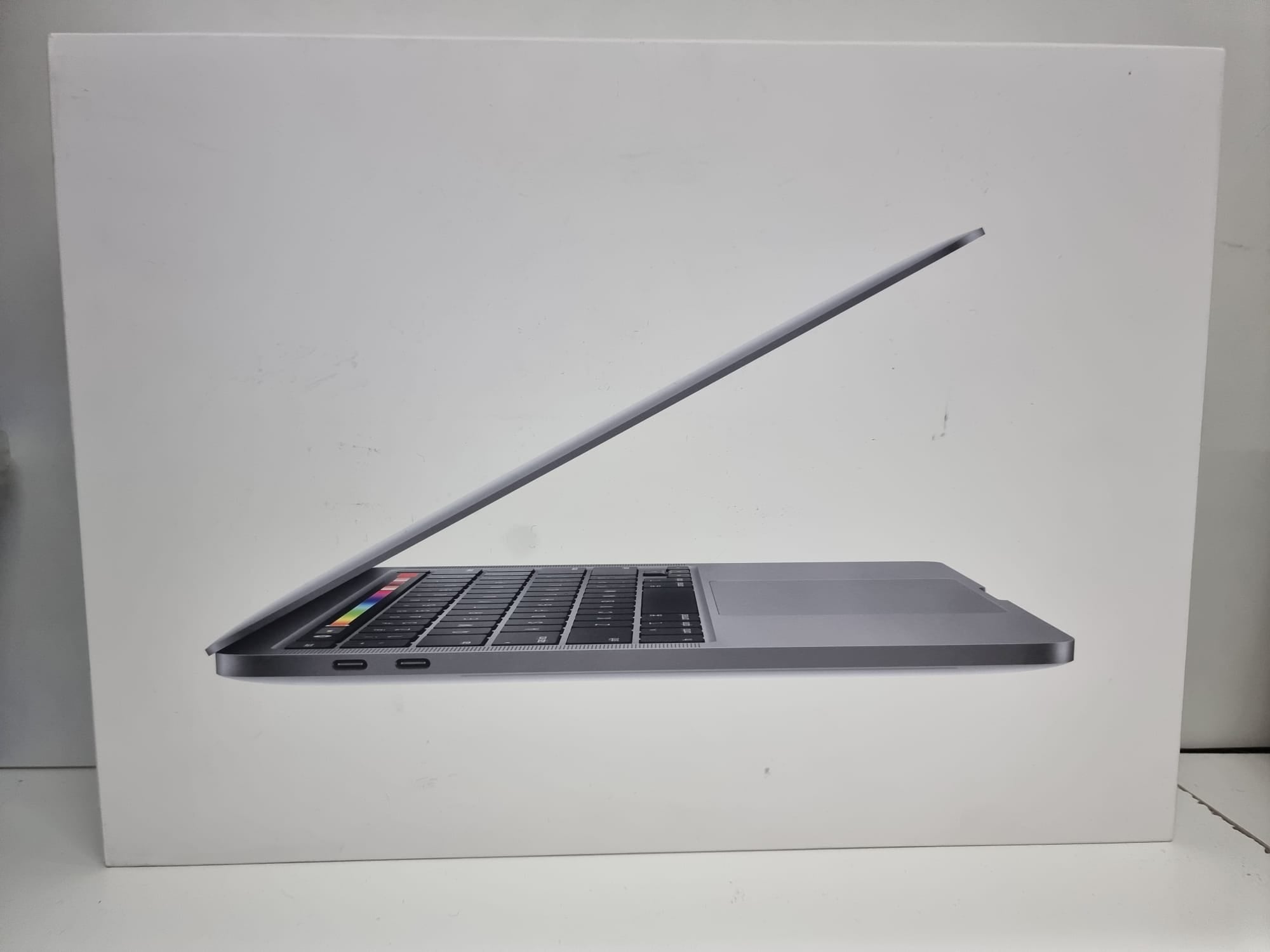 Apple MacBook Pro Retina TouchBar 13,3“ i5 2,0 Ghz 512 GB SSD 16 GB 2020 (Ladezyklen 745)