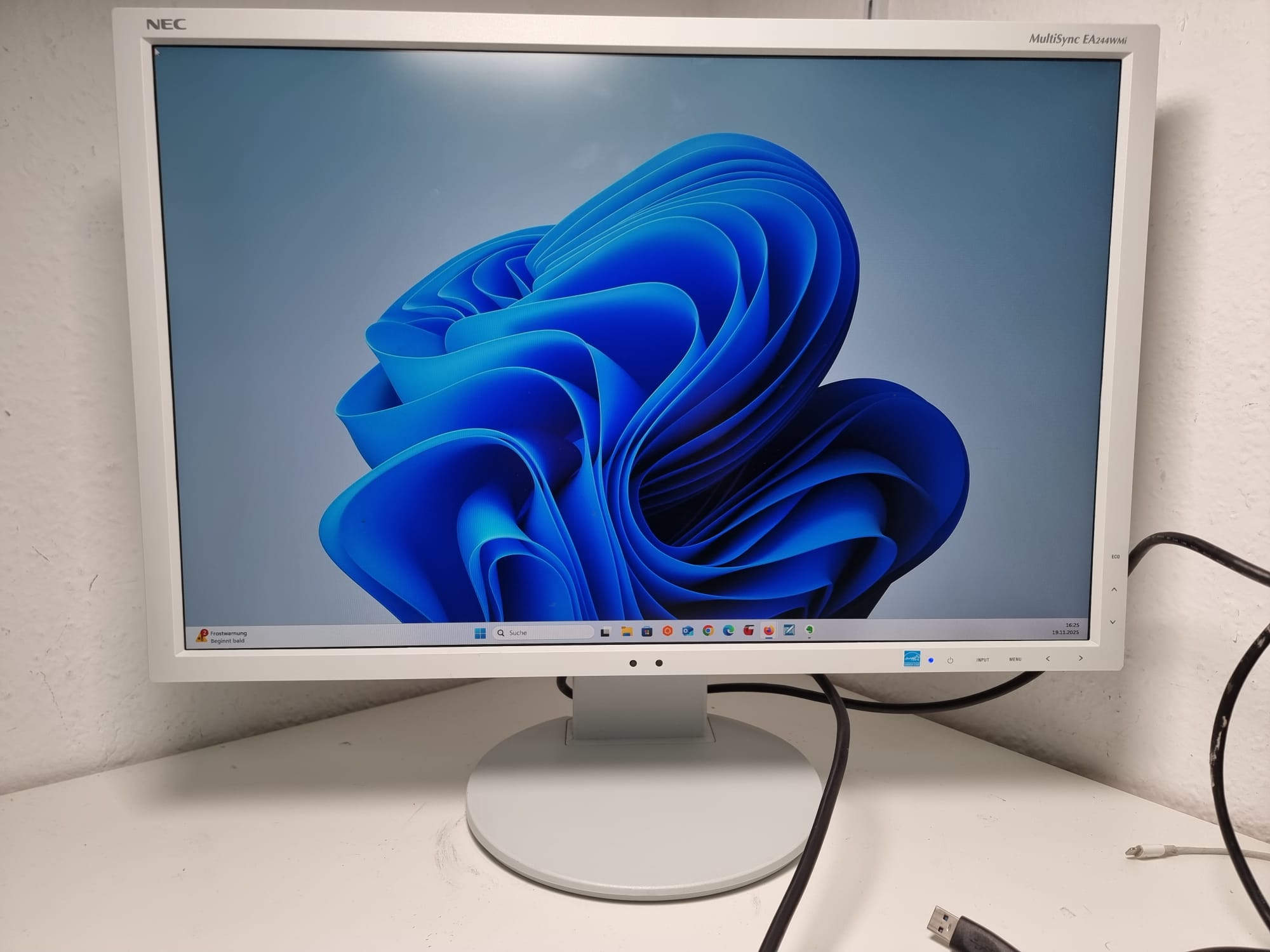 NEC MultiSync EA244WMi 61 cm (24,1 Zoll) LED LCD Monitor 1920x1200 weiß HDMI DisplayPort DVI VGA USB Lautsprecher Hauptbild